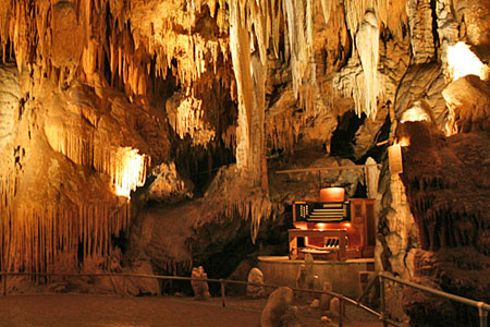 Organ attached to stalactites, Luray Caverns
